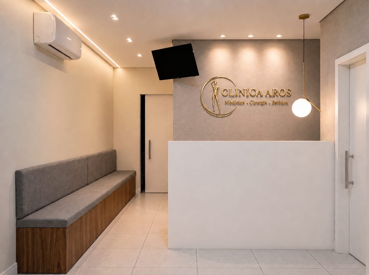 Recepção da Clínica Aros, com balcão branco e letreiro dourado na parede